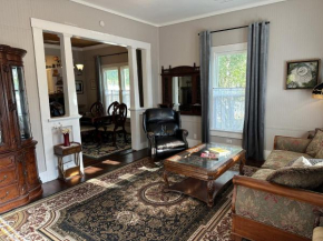 Blueberry Bungalow - Great Stay, Locally Run!